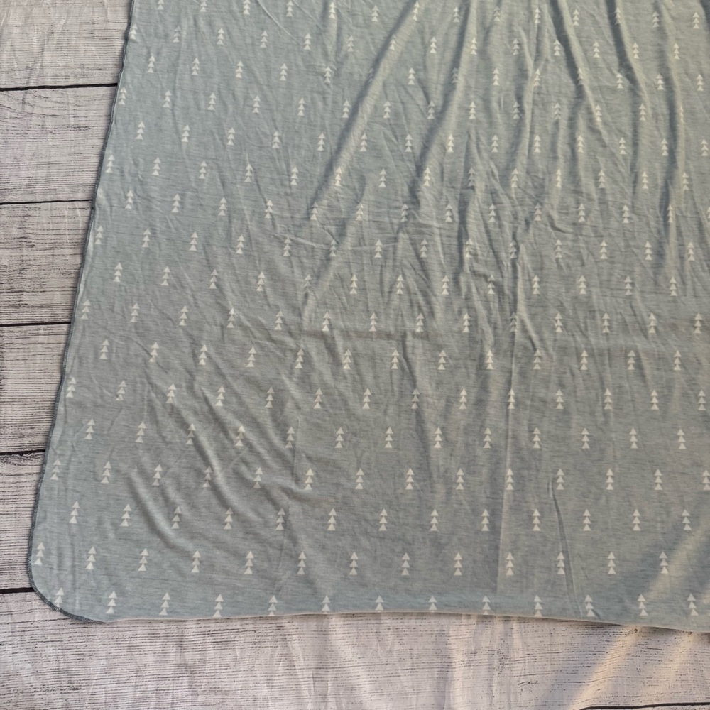 Copper Pearl blue gray arrow baby crib blanket 45 inches by 45.5 inches - Picture 9 of 12